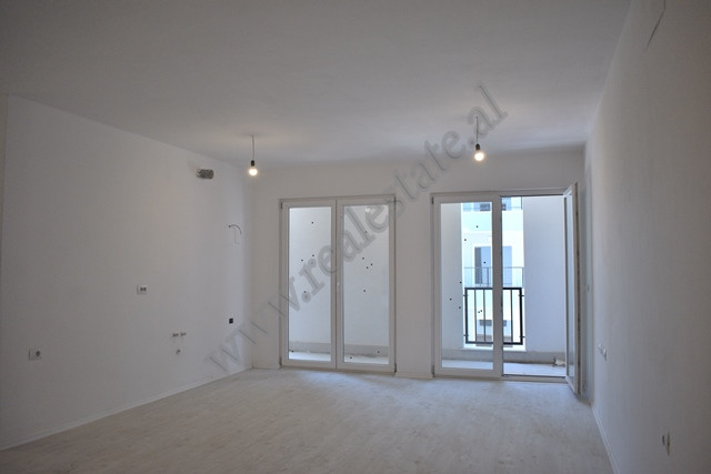 Apartament 2+1 per shitje ne zonen e Kombinatit ne Tirane